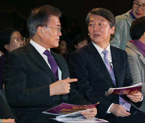 2017년 3월 대선을 앞두고 한 행사에서 만나 대화하는 문재인 당시 더불어민주당 후보와 안철수 당시 국민의당 후보/조선DB