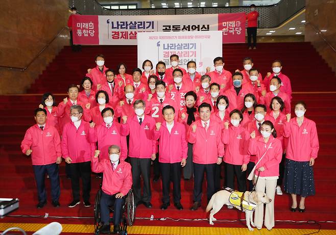 미래통합당 황교안 대표와 비례위성정당인 미래한국당 원유철 대표 등 의원들이 4월 1일 국회 로텐더홀 홀 앞 계단에서 열린 ‘나라 살리기·경제살리기’ 공동 선언식에서 기념촬영 하고 있다. 연합뉴스