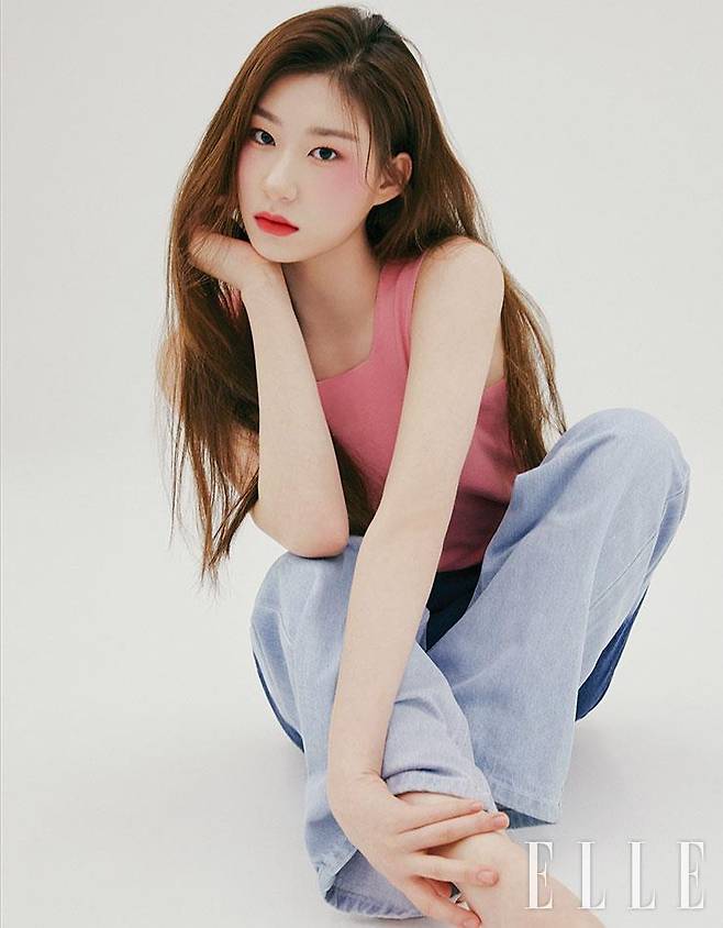 투 톤 데님 팬츠는 RocketxLunch. 핑크 슬리브리스 톱은 스타일리스트 소장품.