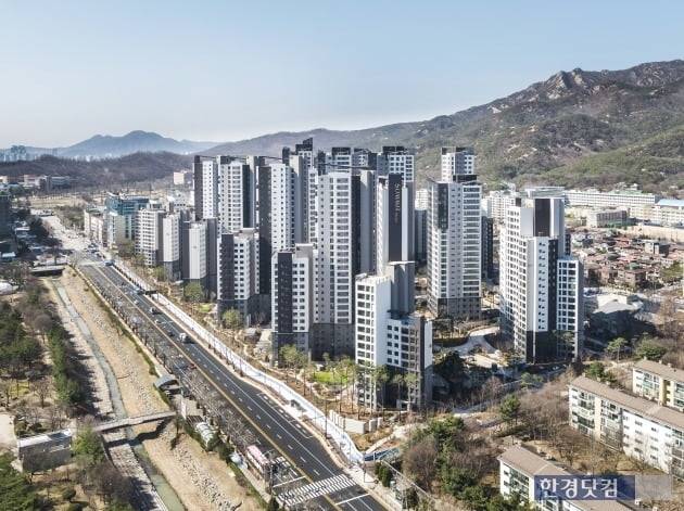 '과천 푸르지오 써밋'의 단지 전경. 4호선 과천역을 끼고 있는 1571가구의 대규모 아파트. (자료 대우건설)