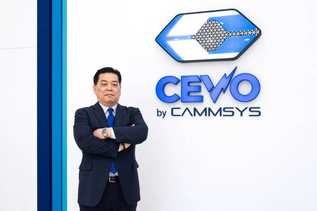 지난 1일 경기도 성남시 중원구에 위치한 캠시스 쎄보 서울·경기지점에서 김구수 캠시스 마케팅영업담당 전무가 쎄보 브랜드 로고 앞에서 포즈를 취하고 있다./사진제공=캠시스