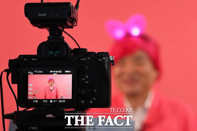 핑크챌린지 시작하는 원유철 위원장, 앞으로 미래한국당 비례대표들이 이어서 참여할 예정~!