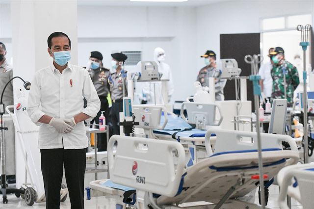 조코 위도도 인도네시아 대통령이 자카르타의 코로나19 응급병원을 살펴보고 있다. 안타라통신 캡처