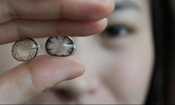 컬러렌즈를 과도하게 착용하면 눈이 손상될 위험이 있다./사진=조선일보 DB