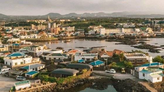 집의 형태는 마치 바다를 끌어안은 것처럼 생겼지만, 11자로 배치된 두 개의 돌집은 바다와 90도 방향으로 대응하고 있어 파도를 피하는 입지였습니다. [사진 지랩]