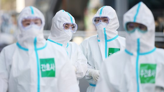 지난달 31일 오전 대구시 중구 계명대학교 대구동산병원에서 마스크와 방호복을 착용한 의료진이 코로나19 환자 치료를 위해 이동하고 있다. 연합뉴스