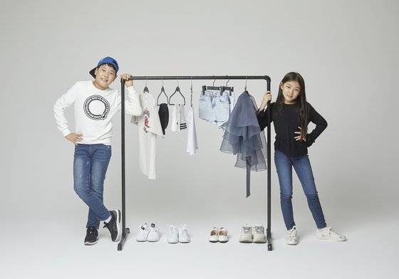 이준율 학생모델(키 152cm, 몸무게 44kg, 주니어 사이즈 150~160)·박성경 학생모델(키 140cm, 몸무게 31kg, 주니어 사이즈 140)