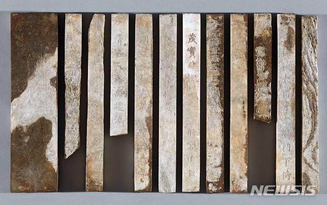 [서울=뉴시스] 고려 17대 인종(仁宗)의 장릉(長陵)에서 도굴돼 현재 국립중앙박물관에 소장돼 있는 시책(諡冊)의 일부. 인종 시책은 명문이 새겨진 책엽(冊葉) 41개(33.0×3.0×2.5cm)와 천부상(天部像)이 새겨진 다소 넓은 책엽 2개(33.0×8.5×2.5cm)로 구성되어 있다. (사진=국립중앙박물관 소장) 2020.04.04. photo@newsis.com (* 위 사진은 재배포, 재판매, DB 및 활용을 금지합니다)