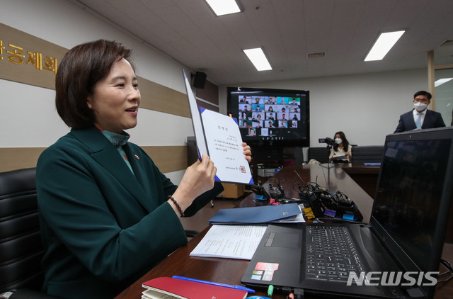 [서울=뉴시스] 고범준 기자 = 유은혜 사회부총리 겸 교육부 장관이 6일 오전 서울 영등포구 교육시설공제회관에서 열린 1만 커뮤니티 온라인 임명식에서 교원 대표들에게 임명장을 수여하고 있다. 2020.04.06. photo@newsis.com