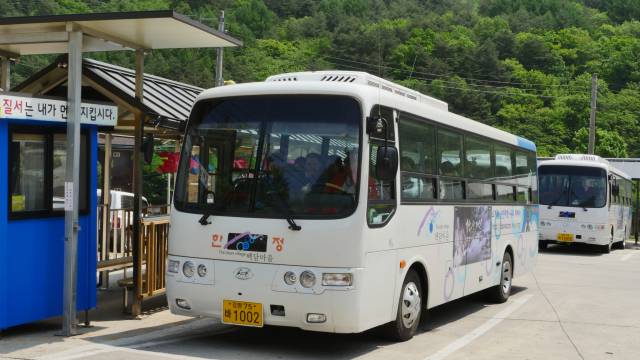▲용대향토기업이 백담사를 왕복하는 셔틀버스(마을버스) 운행을 24일까지 중단한다. ⓒ프레시안