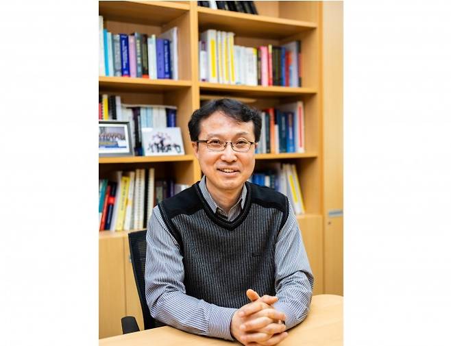 이보름 광주과학기술원(GIST) 의생명공학과 교수는 의사 출신 의공학자로 다양한 생체신호를 측정하고 분석해 질병의 특성을 파악하고 조기진단하는 연구를 하고 있다. 최근에는 인공지능(AI)을 이용해 의료영상이나 생체신호 분석을 더 정확하고 빠르게 하는 알고리즘을 개발하고 있다. 동아사이언스 제공