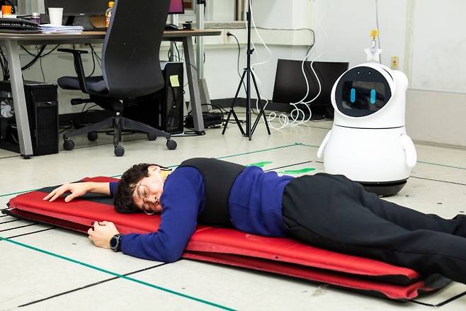 김문상 GIST 헬스케어로봇센터장 연구실에서 개발한 헬스케어 로봇이 가상의 낙상 환자를 발견했다. 홀로 사는 노인이나 어쩔 수 없이 혼자 가정에서 생활해야 하는 자가격리자 등을 돌볼 수 있는 로봇은 최근 그 중요성을 점점 더 인정 받고 있다. 동아사이언스 제공