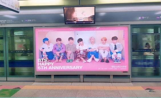 서울의 한 지하철 역사 내에 방탄소년단 6주년 기념 광고가 붙어 있다. 서울교통공사 제공