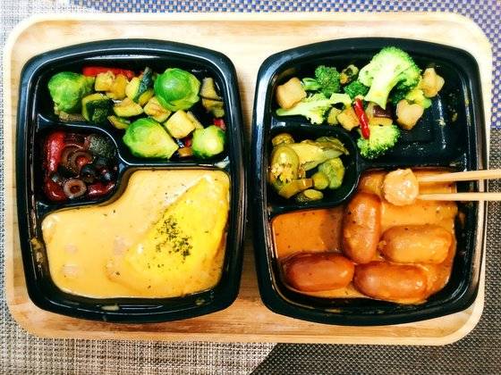 키플 스리라차 크림 쉬림프 오믈렛(왼쪽)과 프리미엄 파마산 토마토 로제 소시지. 윤경희 기자
