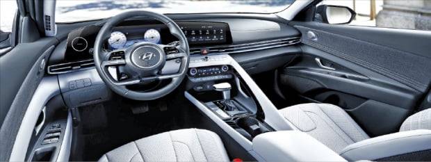 10.25인치 디지털 클러스터(계기판)와 10.25인치 내비게이션이 통합된 형태의 ‘파노라마 디스플레이’가 갖춰진 ‘올 뉴 아반떼’ 실내 모습. 고급스러움과 운전자의 몰입감을 높였다는 게 현대자동차 측 설명이다.  현대차 제공