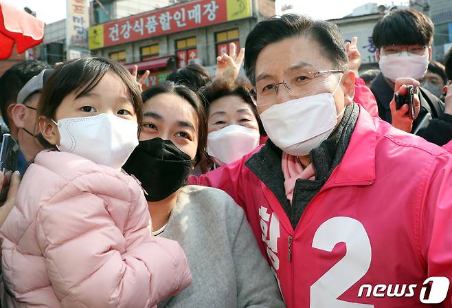 황교안 미래통합당 종로구 후보가 7일 서울 종로구 동묘시장앞에서 합동 거리유세를 마치고 시민들과 인사를 하고 있다. 2020.4.7/뉴스1 © News1 김명섭 기자
