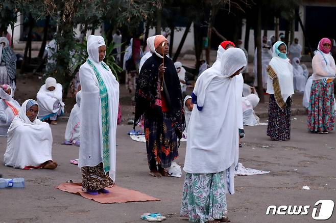 에티오피아 아디스아바바 여인들이 거리를 둔 채 예배를 올리고 있다. © 로이터=뉴스1