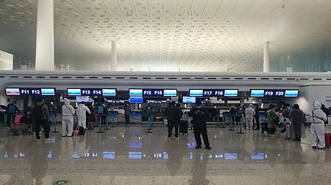 우한 공항 체크인 카운터