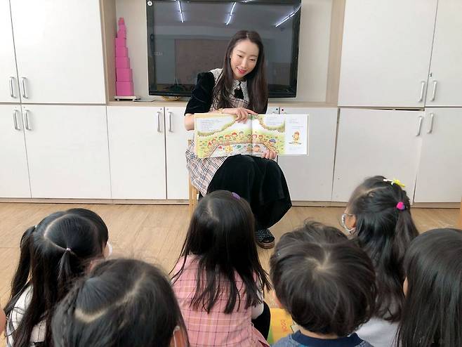 경기도 동탄신도시에 위치한 모 유치원에서 보조교사로 재직 중인 개그우먼 장효인. 무대에서 갈고 닦은 연기를 바탕으로 아이들에게 실감나는 구연동화를 선보이고 있다. 사진 장효인