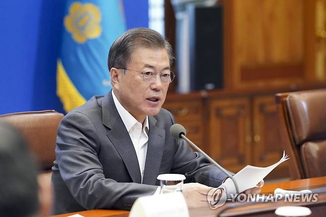 발언하는 문재인 대통령 (서울=연합뉴스) 김주성 기자 = 문재인 대통령이 8일 청와대에서 열린 신종 코로나바이러스 감염증(코로나19) 대응 관련 제4차 비상경제회의를 주재하고 있다. 2020.4.8 utzza@yna.co.kr