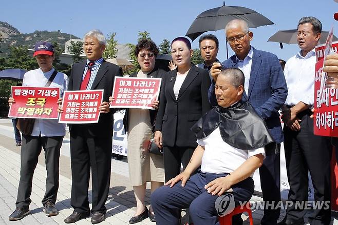 삭발하는 차명진 전 의원 지난해 9월 18일 오전 청와대 앞 분수대 광장에서 차명진 전 의원이 삭발하는 모습. [연합뉴스 자료사진]