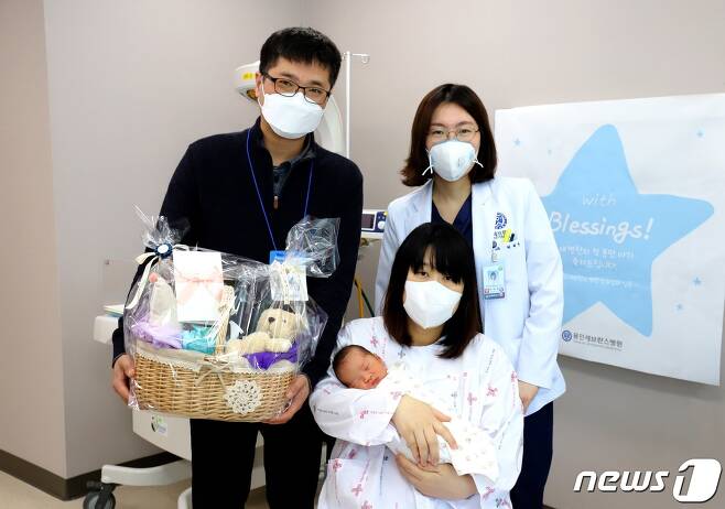 용인세브란스병원 산부인과에서 첫 출산을 한 신모씨 가족과 신생아.(병원측 제공) © News1