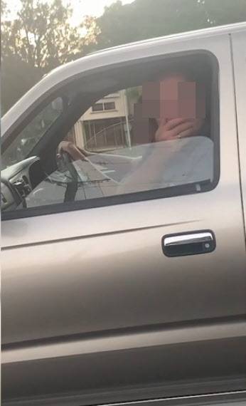 한국 교민을 향해 기침하는 시늉을 하는 남성/호주 뉴스 채널9 캡처