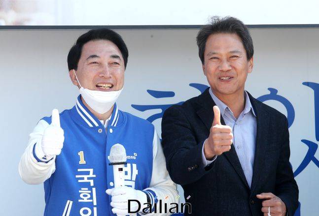 4·15 총선에서 공주부여청양에 출마한 박수현 더불어민주당 후보와 임종석 전 청와대 비서실장이 지난 8일 오후 공주시 신관동에서 열린 선거유세에서 '기호 1번'을 상징하는 엄지를 치켜 세우며 지지를 호소하고 있다(자료사진). ⓒ데일리안 박항구 기자