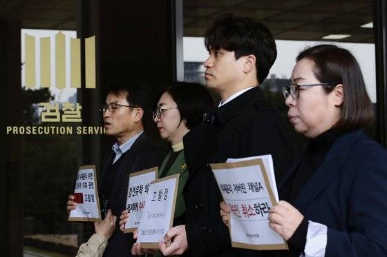 민주언론시민연합 회원들이 지난 7일 오전 서울 서초구 서울중앙지방검찰청 입구에서 MBC 뉴스데스크에서 제기한 종합편성채널 채널A의 협박성 취재와 검찰과의 유착 의혹 관련 채널A 기자와 성명 불상의 검사장을 협박 혐의 등으로 검찰에 고발장을 제출하기 앞서 입장을 밝히고 있다.[연합뉴스]
