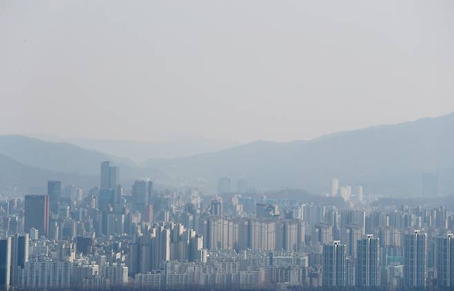 4·15 총선이 종합부동산세 심판 구도로 흘러가면서 여당인 더불어민주당 후보들은 서울 강남·경기 남부지역 등 고가 주택이 몰려 있는 지역 유권자들을 고려해 ‘종부세 완화’ 카드를 공약으로 내세우고 있다. 미래통합당도 고가 주택 기준을 조정해 중산층의 세금 부담을 낮춘다는 구상을 내놨다. 사진은 서울 남산에서 바라본 강남 아파트 밀집지역. [연합]