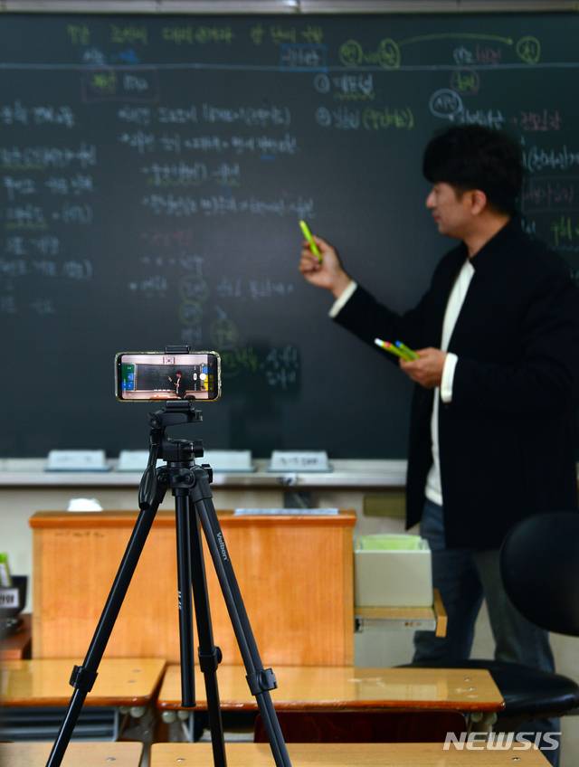 [광주=뉴시스]변재훈 기자 = 사상 첫 온라인 개학이 진행된 9일 오전 광주 서구 상일여자고등학교 3학년 교실에서 한 교사가 칠판 필기를 활용한 온라인 강의를 녹화하고 있다. 2020.04.09.wisdom21@newsis.com