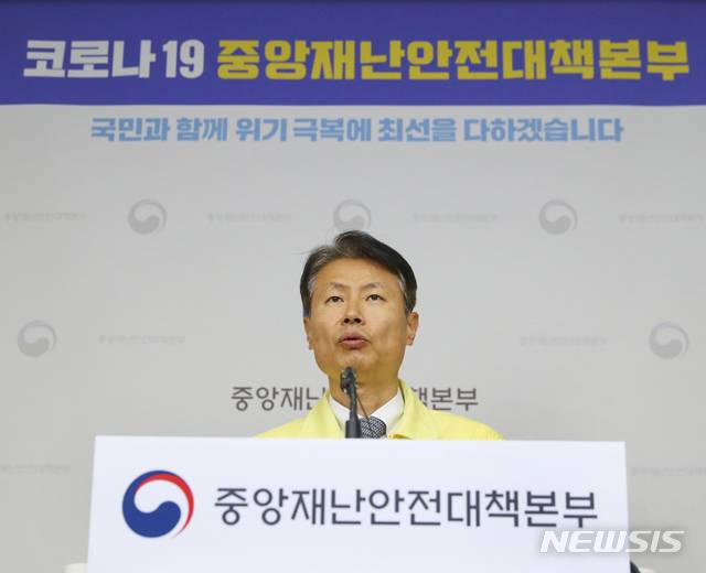 [서울=뉴시스]김강립 중앙재난안전대책본부 제1총괄조정관(보건복지부 차관)이 8일 세종시 정부세종청사에서 신종 코로나바이러스 감염증(코로나19) 관련 브리핑을 하고 있다. (사진=보건복지부 제공)  2020.04.08. photo@newsis.com
