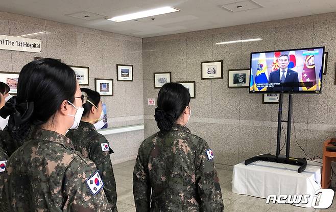 대구 의료지원 임무를 수행한 국군간호사관학교 60기 신임 간호장교 75명이 정경두 국방부 장관의 영상메시지를 보고 있다. /국방부 제공 © 뉴스1