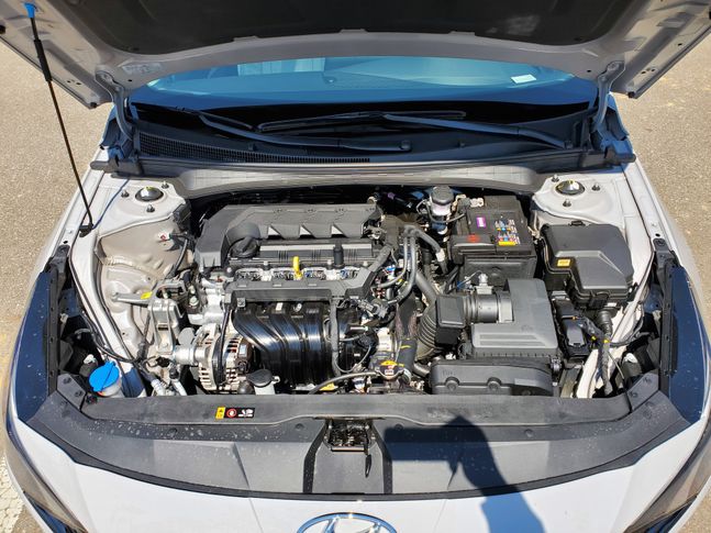 7세대 아반떼 엔진룸 가솔린 자연흡기 방식의 1.6MPI 엔진이 장착됐다. ⓒ데일리안 박영국 기자