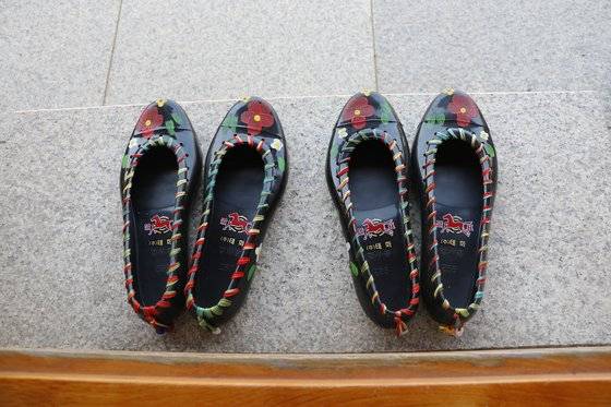 한옥 호텔 경원재 앰배서더에서 제공하는 고무신. 일회용이 아니어서 가져가면 안 된다. [사진 경원재 앰배서더 인천]