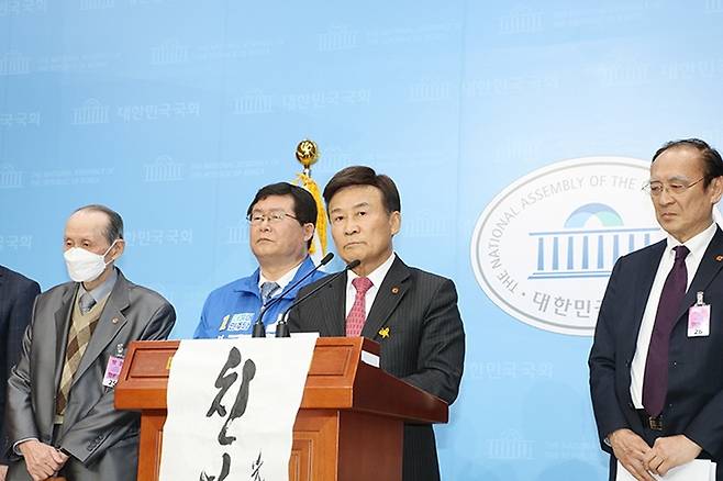 ▲김원웅 광복회장이 9일 오후 국회 정론관에서 총선 후보 대상 친일찬양금지법 및 친일행위자 현충원서 이장 찬반 설문조사결과를 발표하고 있다. 사진=광복회