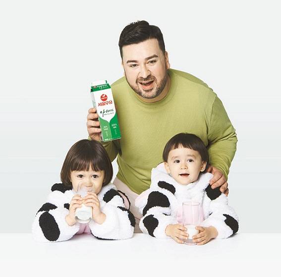 `나100%` 광고 모델 샘 해밍턴 가족. [사진 제공 = 서울우유협동조합]