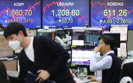 코스피가 24.49포인트 오른 1860.7로 장을 마감한 10일 서울 중구 하나은행 딜링룸에서 직원이 업무를 보고 있다. 연합뉴스