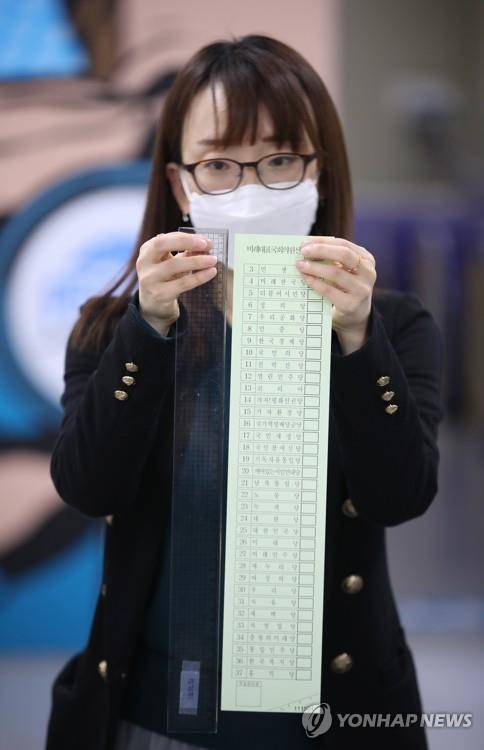 4ㆍ15 총선 비례대표 투표용지 [연합뉴스 자료사진] 박동주 기자 = 31일 오후 대구시 달서구의 한 인쇄업소에서 인쇄된 4ㆍ15 총선 비례대표 투표용지가 48.1cm의 길이를 보이고 있다. 2020.3.31      pdj6635@yna.co.kr  (끝)