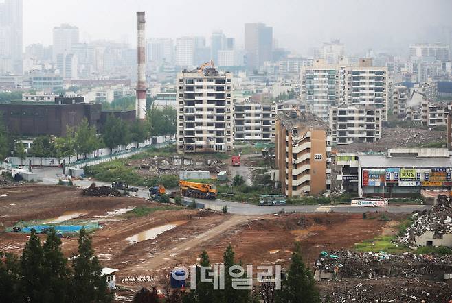 이주까지 마쳤지만 주택도시보증공사(HUG)와의 분양가 산정 합의 불발로 일반분양이 미뤄지고 있는 서울 강동구 둔촌주공 재건축 사업장 현장. [사진=이데일리DB]