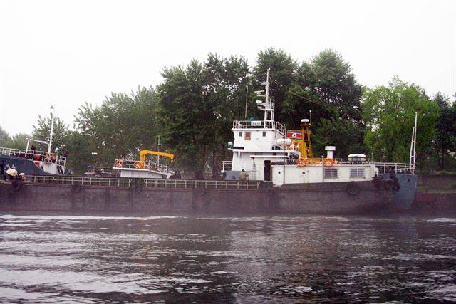 압록강의 북한 배.