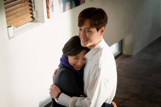 극 중 지선우 역의 김희애와 동갑내기 부부로 호흡을 맞춘다. [사진 JTBC]