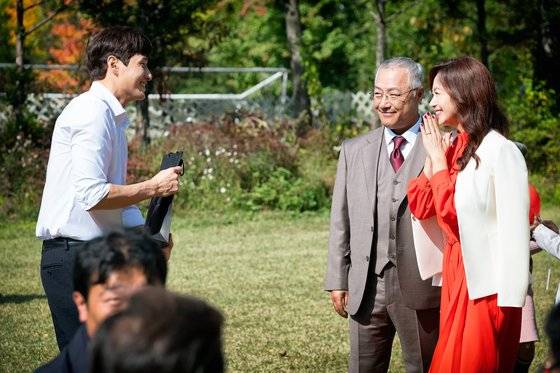극 중 여다경의 아버지인 여병규 회장(이경영)과 부인 엄효정(김선경)에도 깍듯하다. [사진 JTBC]