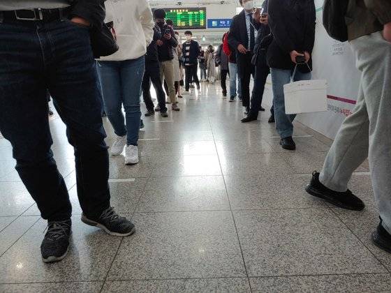 지난 10일 서울역에서 이뤄진 사전투표에 유권자들이 몰려 있다. 김정연 기자