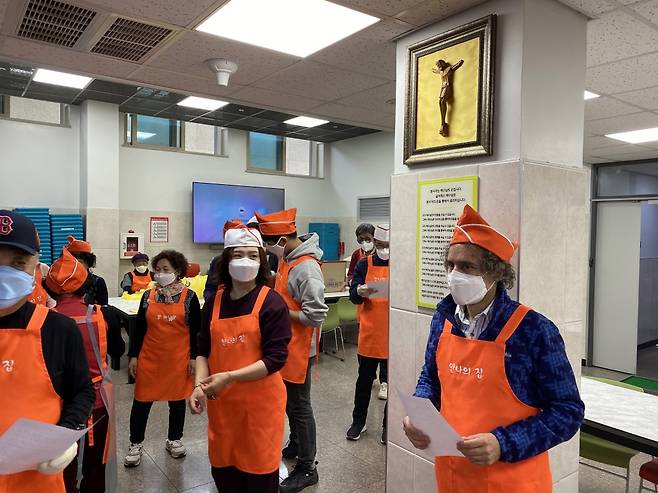 봉사를 시작하기 전, 기도하는 김하종 신부님. 나이, 성별, 종교, 사는 곳도 다 달랐지만 그게 뭐가 중요하랴./사진=남형도 기자