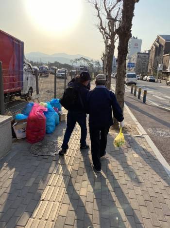 봉사하고 돌아가는 이의 뒷모습은 얼마나 아름다운가./사진=남형도 기자