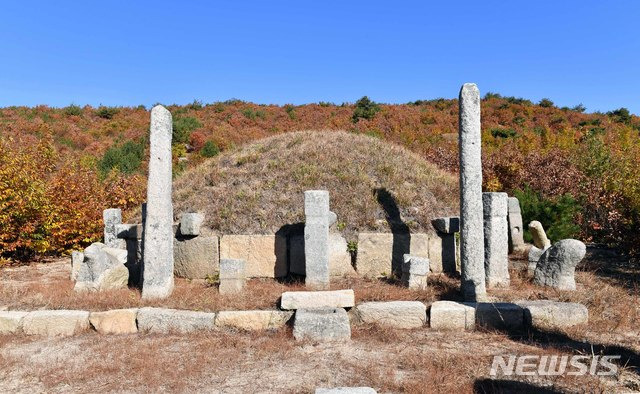 [서울=뉴시스] 고려 24대 원종(元宗)의 무덤인 소릉(韶陵)으로 추정되는 ‘소릉군 제1을제1릉’에서 남동쪽으로 1km 정도 떨어져 있는 ‘소릉군 제2릉’의 전경. 다른 능에서는 보이지 않는 1쌍의 망주석이 인상적이다. 고려 시기 왕이나 왕족의 무덤으로 추정된다. (사진=평화경제연구소 제공) 2020.04.11. photo@newsis.com