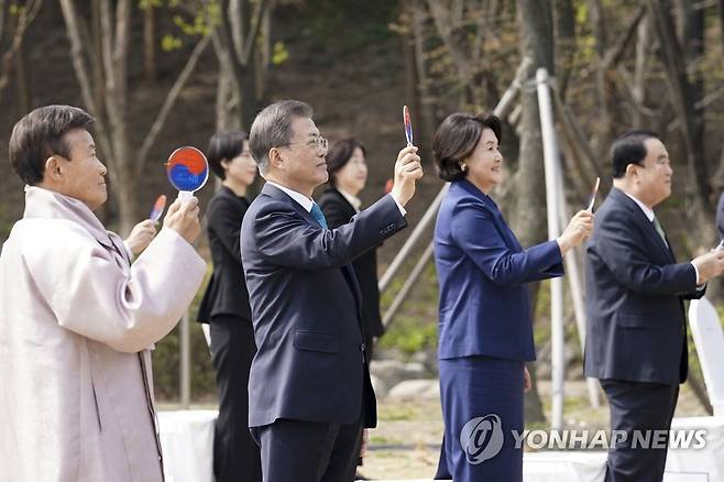 임정 기념관 기공 선포하는 문 대통령 (서울=연합뉴스) 이진욱 기자 = 문재인 대통령과 부인 김정숙 여사가 11일 서대문독립공원 어울쉼터에서 열린 제101주년 대한민국임시정부 수립 기념식 및 기념관 기공식에서 참석자들과 기념봉의 버튼을 눌러 기공 선포를 하고 있다. cityboy@yna.co.kr