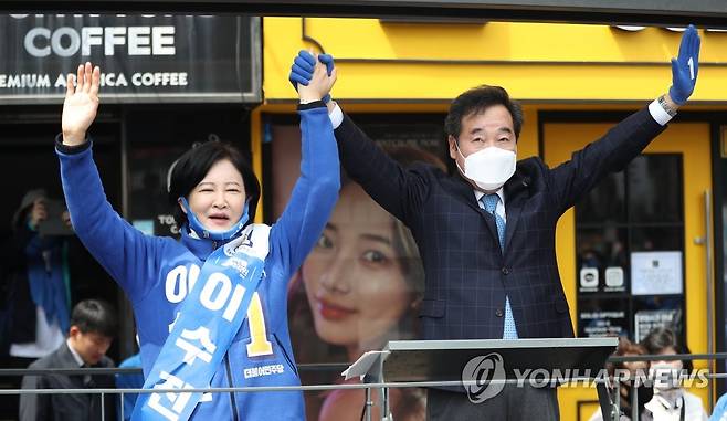 이수진 손 맞잡아든 이낙연 (서울=연합뉴스) 하사헌 기자 = 더불어민주당 이낙연 상임선대위원장이 11일 오후 서울 동작구 중앙대병원 앞에서 열린 동작을 이수진 후보 유세에서 이 후보의 손을 맞잡아 들고 인사하고 있다. 2020.4.11 toadboy@yna.co.kr