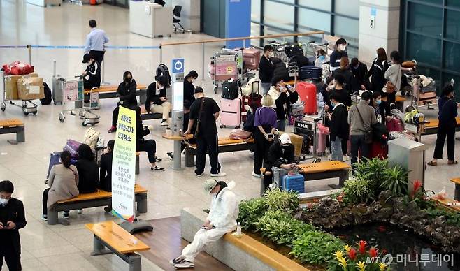 서울, 경기 등의 지차체들이 해외 입국자의 대중교통 이용을 차단하기 위해 특별 수송대책을 실시한 1일 인천국제공항 제1터미널에서 해외 입국객들이 임시노선 버스 탑승을 위해 대기하고 있다. / 사진=이기범 기자 leekb@